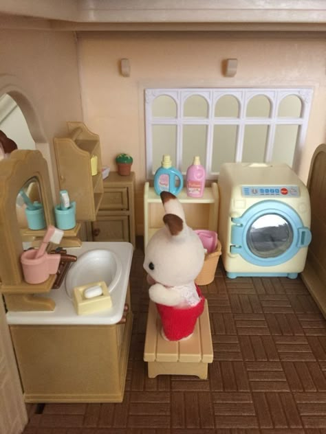 Aesthetic Calico Critters, Calico Critters Furniture, Sylvanian Families House, Cardboard Dollhouse, Calico Critters Families, Critters 3, Calico Critter, Sylvanian Family, Family Decor