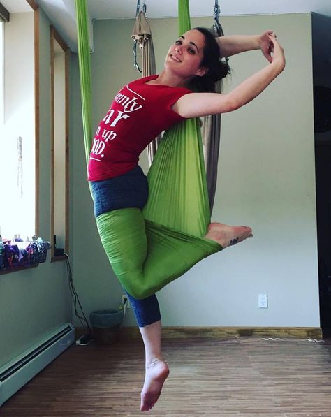 Yoga Trapeze Poses, Split Workout Routine, Flying Yoga, Yoga Trapeze, Air Yoga, Aerial Yoga Poses, Flexibility Routine, Aerial Hammock, Aerial Fitness