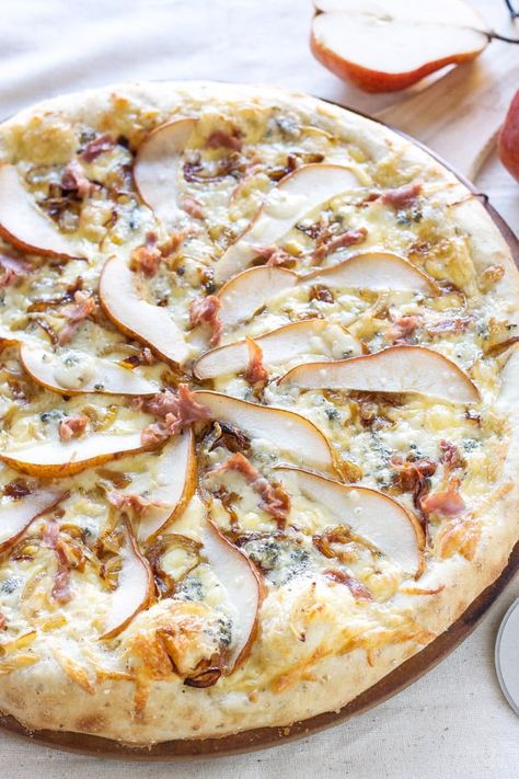 Pear Blue Cheese Pizza, Smoked Pizza Recipes, Pear Prosciutto, Chicken Gorgonzola, Gorgonzola Pizza, Recipe Runner, Smoked Mozzarella, Resep Pizza, Pizza Vegana