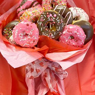 Fruit Bouquet Ideas, Food Bouquet, Donut Gifts, Birthday Party Snacks, Dessert Gifts, Ribbon Crafts Diy, Sweet Bouquet, Valentine Desserts, Creative Birthday Gifts