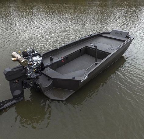 @brays_boats Not our typical post, but this mud boat looks way too aggressive @... - https://www.skifflife.com/3014873/brays_boats-not-our-typical-post-but-this-mud-boat-looks-way-too-aggressive/ Futuristic Boat, Jon Boat Fishing, Mud Boats, Jon Boat Modifications, Duck Hunting Boat, Duck Boats, Jon Boats, John Boats, Flat Bottom Boats