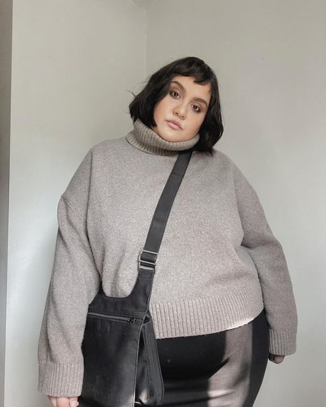 Minimalist Plus Size Outfit | Sweater | Fall Looks | Curvy OOTD | Neutrals | Turtleneck | Scandi | Effortless | Style 

Short hair on round face. Bob haircut on plus size face. Messy bob. Messy short haircuts. Effortless French bob. Micro bangs. 

Model: Heensie | @heensie on Instagram Round Face Short Haircuts Plus Size, Short Bob With Bangs Plus Size, Inclusive Fall Fashion, Plus Size French Bob, Round Face Bob Haircut, French Bob Plus Size, Short Hair On Round Face, Bob Micro Bangs, Hair On Round Face