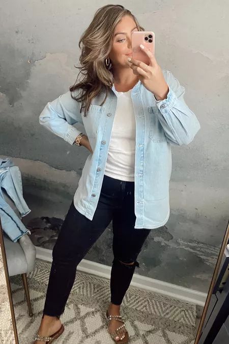 Jean Shirt Outfits For Work, Cute Black Leggings Outfit Casual, Jeans And Blue Shirt Outfit, Denim Shirt Outfit Women Work, Denim Shirt And Leggings Outfit, Colored Denim Jacket Outfit, Styling Denim Shirt Women, Leggings And Jean Jacket Outfit, Jean Shirt Outfits For Women