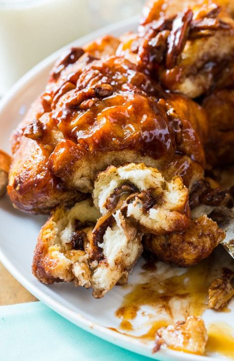 Chocolate-Caramel Monkey Bread- stuffed with rolo candies. Chocolate Caramel Candy, Biscuit Monkey Bread, Caramel Monkey Bread, Amish Friendship Bread Starter Recipes, Savory Monkey Bread, Friendship Bread Starter, Bundt Recipes, Caramel Rolls, Chocolate And Caramel