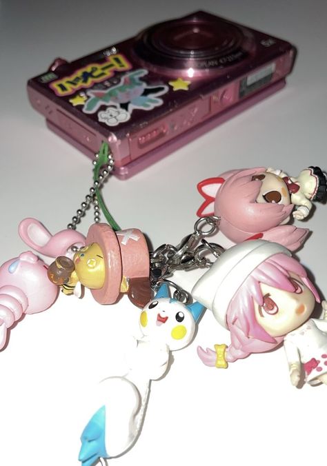 Anime Phone Charms, Retro Gadgets, Collage Phone Case, Phone Charms, Cute Keychain, Cute Little Things, Cute Charms, Phone Charm, Mode Vintage