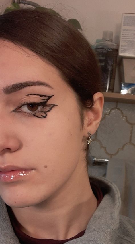 Bat Liner Makeup, Bat Wing Liner Hooded Eyes, Simple Butterfly Eye Makeup, Simple Graphic Eyeliner Ideas, Eyeliner For Big Eyes, Butterfly Eyeliner, Hippie Makeup, Short Blue Hair, Eyeliner Ideas