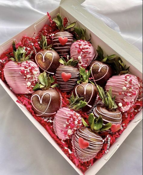 Chocolate Valentine’s Day strawberries Natural Flower Centerpieces, Valentine Chocolate Covered Strawberries, Chocolate San Valentin, Valentine Strawberries, Strawberry Box, Chocolate Covered Strawberry Recipe, Dessert Homemade, Chocolate Covered Strawberries Bouquet, Strawberry Gifts