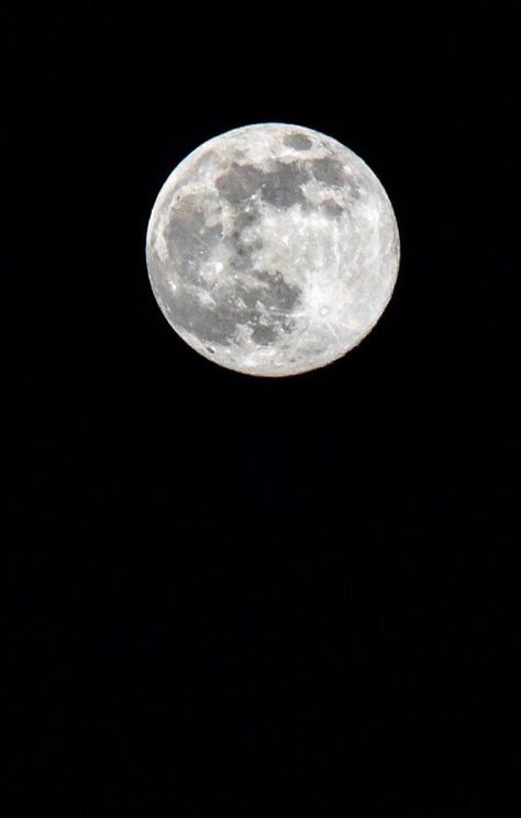 Full Moon Black And White, Full Moon Photos, Moon Photos, White Moon, Instagram White, Moon Photography, Man On The Moon, My House, Full Moon