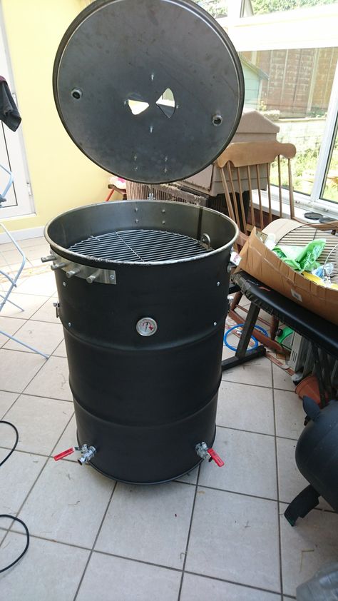 Da Ugly Drum Smoker Self Made for Serious Smoking Homemade Grill, Ugly Drum Smoker, Smoker Designs, Smoker Ideas, Drum Smoker, Barbecue Smoker, Smoker Grill, Smoker Recipes, House Diy