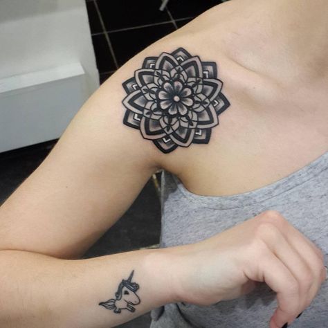 Mandala Shoulder Tattoo, Mandala Tattoo Sleeve Women, Mandala Tattoo Shoulder, Tattoo Mujer, Art On Wall, Geometric Tattoo Sleeve Designs, Flower Of Life Tattoo, Front Shoulder Tattoos, Shoulder Cap Tattoo