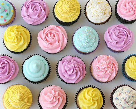 #pasty #cupcakes #pastel #pastelcupcakes #icing #colors #yellow #mint #flower #pink #purple #flowercupcake #cupcaketop #sweets #dessert Frost Cupcakes, Pastel Cupcakes, Torte Cupcake, Cupcake Frosting, Easter Cupcakes, Köstliche Desserts, Cupcake Cake, Cake Frosting, Cake Decorating Tips