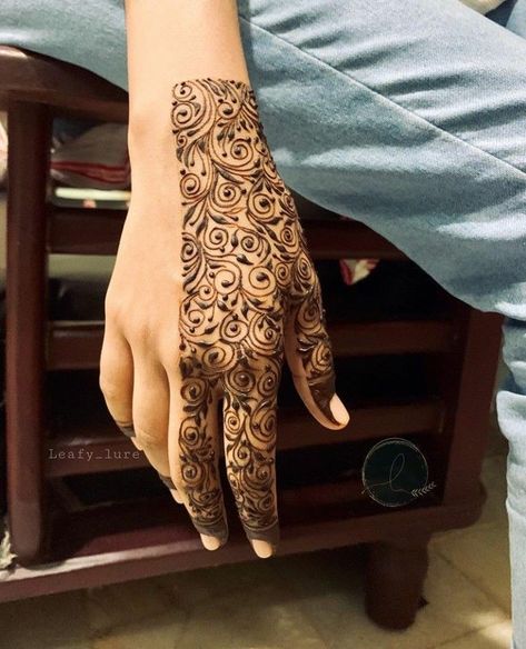 Negative Space Henna, Mehendi Patches, Space Henna, Inspo Henna, Dive Photography, Henna Mehndi Designs, Mehandi Henna, New Bridal Mehndi Designs, Latest Henna Designs