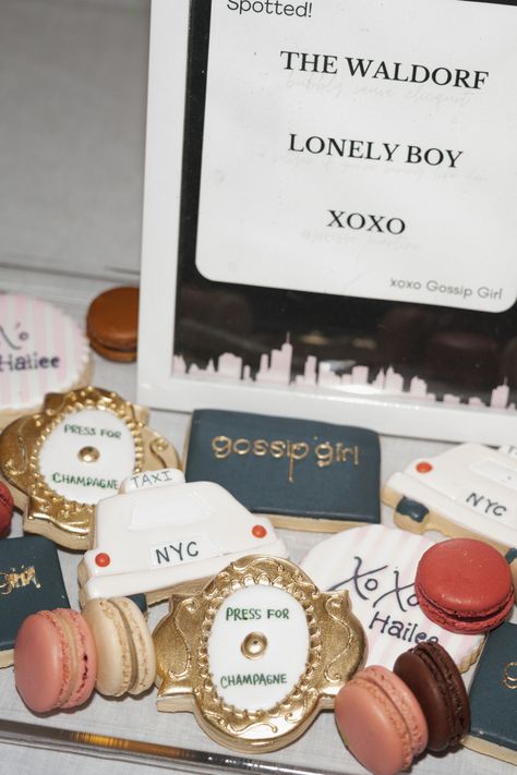 Gossip Girl Birthday Party Aesthetic, Gossip Girl Bachelorette Party, Nyc Themed Party, Gossip Girl Themed Birthday Party, Gossip Girl Party Aesthetic, Gossip Girl Cake, Nyc Theme Party, Gossip Girl Themed Party, Gossip Girl Birthday Party