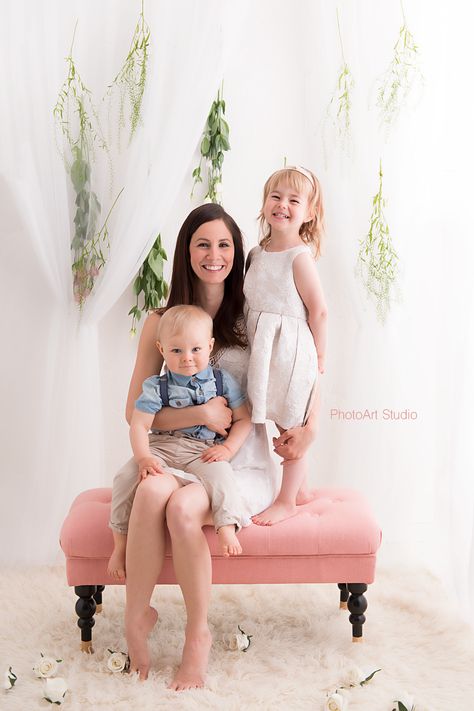 Mommy And Me Studio Photo Shoot, Mother’s Day Photoshoot Ideas, Mother’s Day Photoshoot, Mother's Day Diy Gifts, Mother Day Photoshoot Mini Sessions, Mothers Day Gifts Toddlers, Mothers Day Photoshoot, Mommy And Me Poses, Mommy Daughter Photoshoot