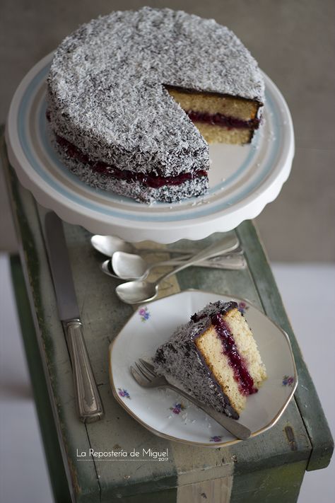 Lamington Cake Lamington Recipe, Lamington Cake, Lamingtons Recipe, Gooey Cake, Berry Muffins, Plum Cake, Food Projects, Blue Berry Muffins, Chocolate Brownies