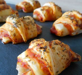 5 recettes de feuilletés apéro à faire la veille pour gagner du temps ! French Cooking Recipes, Italian Cooking Recipes, Quiche Lorraine Recipe, Cooking Recipes For Dinner, Mini Croissants, Breakfast For A Crowd, Kids Cooking Recipes, Cooking Recipes Healthy, Homemade Pancakes