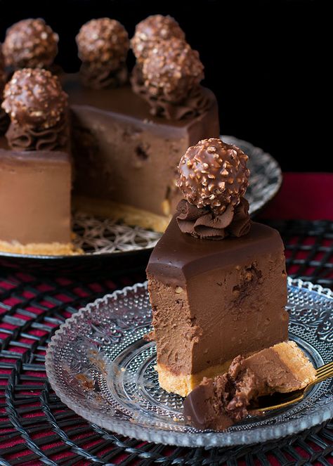 Ferrero Rocher Ganache, Tarta Chocolate, Cake With Ferrero Rocher On Top, Chocolate Cake Ferrero Rocher, Forero Rocher Cupcakes, Rocher Chocolate, Ferrero Rocher Cake, Ice Cream Bread, Vegetable Cake