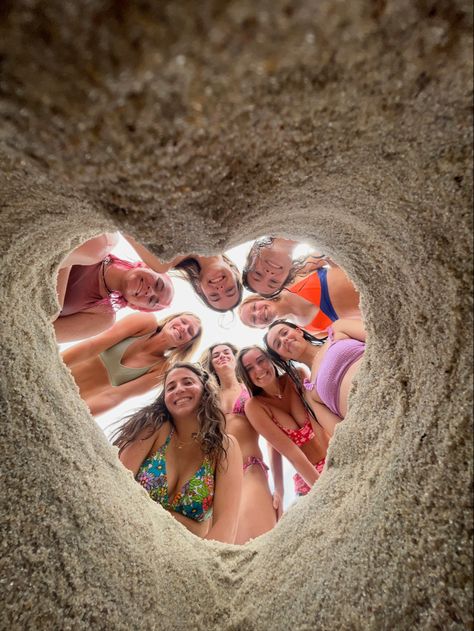 Birthday Pictures With Best Friend, Vacay With Bestie, Group Beach Pictures Friends Ideas, Beach Vacay With Friends, Cousin Beach Pictures, Cute Summer Ideas With Friends, Heart Sand Picture, Beach Friends Photoshoot, Beach Group Photos