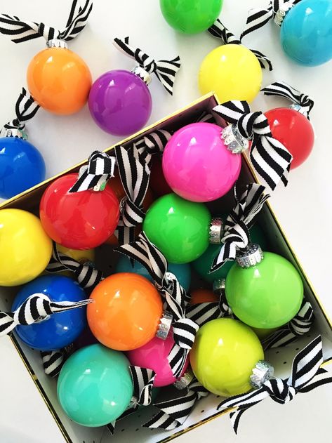 colorful diy ornaments | jane can Make Ornaments, Neon Christmas, Colorful Christmas Decorations, Diy Natal, Christmas Vibe, Rainbows Christmas, Merry Bright Christmas, Christmas Decor Inspiration, Diy Ornaments