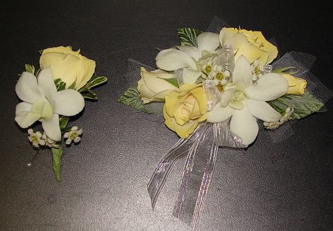 Yellow Corsage Light Yellow Corsage, Yellow Corsage, Prom Details, Formal Flowers, Prom Things, Prom Flowers Corsage, Corsage Ideas, White Corsage, Prom Corsages