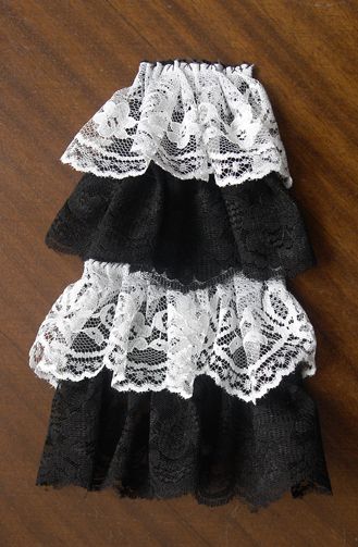 DIY Jabot! So easy I can't believe I've paid for these!! Mozart Costume Diy, Diy Jabot, Mozart Costume, Diy Goth Clothes, Diy Girls Costumes, Diy Cape, Diy Ruffle, Pirate Cosplay, Collars Diy