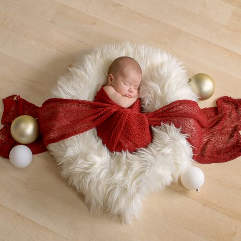 Newborn Snowman Pictures, Newborn For Christmas, Infant Christmas Photoshoot Ideas, Christmas Infant Pictures, Newborn Photo Shoot Ideas Christmas, Newborn Sleigh Pictures, Newborn Home Photoshoot Christmas, Newborn Photography Holiday, Newborn On Christmas