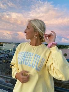 Sweatshirt Outfits, Textured Knit Sweater, Comfort Colors Sweatshirt, Aesthetic Outfit Ideas, Yellow Sweatshirt, Cute Spring Outfits, The Paradise, Cozy Pullover, Sweatshirt Outfit