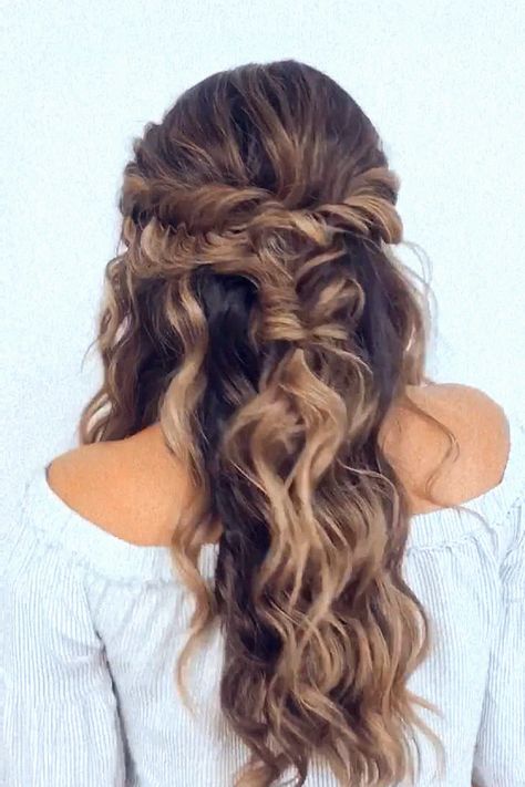 Another boho hair idea feels super chic for your big day. I totally recommend that because it’s boho charm. Add this hairstyle to your wedding inspiration. Wedding Ideas Hairstyles, Rustic Wedding Hairstyles For Long Hair, Boho Wedding Hair Down, Boho Bride Hair, Romantic Updo, Boho Wedding Hair, Boho Hair, Hair Idea, Wedding Hair Down