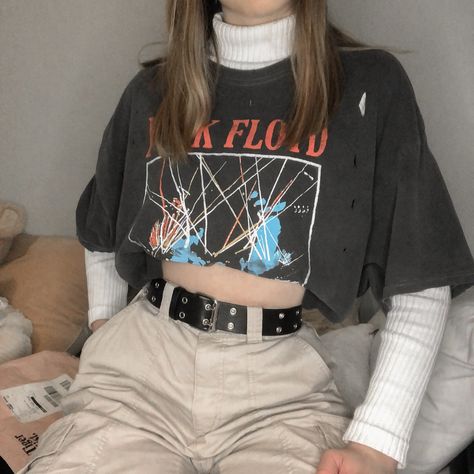 Styling A Band Tshirt, Band Tshirt Outfit Aesthetic, Band Tshirt Aesthetic, Band Tee Aesthetic, Band Tshirt Outfit, Band Tee Outfits, Tee Outfits, Streetstyle Aesthetic, Tshirt Outfit