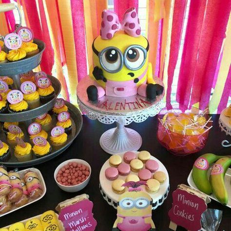 Treat table Pink Minion Party, Girl Minion Birthday Party, Minions Birthday Party Decorations, Minion Baby Shower, Minions Birthday Theme, Minion Girl, Birthday Minion, Pink Minion, Minion Cookies