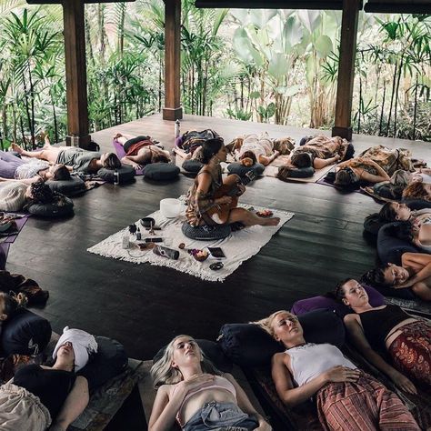 Meditation Group Aesthetic, Group Yoga Photoshoot, Healing Retreat Spiritual, Yoga Circle, Retreat Aesthetic, Meditation Circle, Reiki Room Ideas, Wellness Festival, Healing Studio