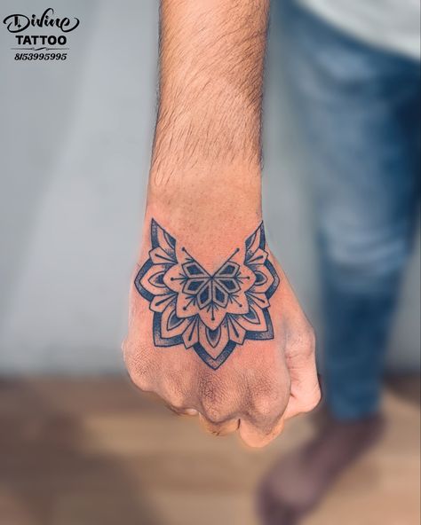 Mandala Hand Tattoo Men, Mandala Tattoo On Hand, Boys Hand Tattoo, Hand Tattoos Men, Bholenath Tattoo, Tattoo Machine Art, Medusa Drawing, Band Tattoos For Men, Tatto Boys