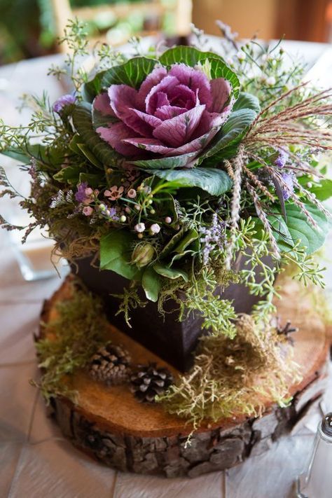 Photo via Deavita.fr Flowering Kale, Rustic Flower Arrangements, Ornamental Cabbage, Succulent Centerpieces, Christmas Floral Arrangements, Autumn Table, Rustic Centerpieces, Offbeat Bride, Rustic Wedding Centerpieces