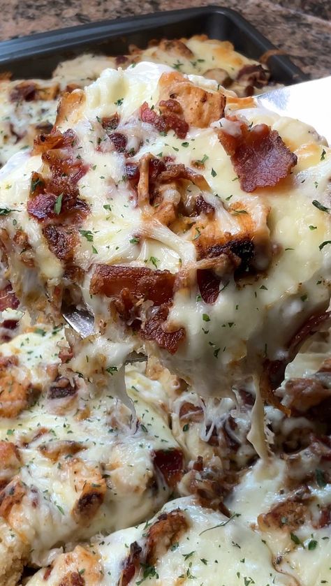 Gene Edmiston Chicken Bacon Pizza, Bubble Pizza, Bubble Up Pizza, Bacon Alfredo, Pizza Hacks, Chicken Bacon Alfredo, Biscuit Crust, Alfredo Pizza, Biscuit Pizza