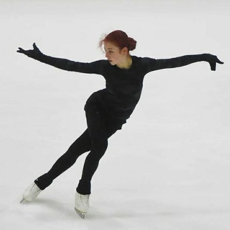 Alexandra Trusova Swan Lake, Figure Skating Photography Poses, Ice Skater Pose Reference, Figure Skating Alexandra Trusova, Ice Skating Outfit Practice, Figure Skating Aesthetic Outfit, Figure Skating Training Outfits, Figure Skating Reference, Ice Skating Reference