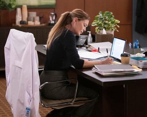 Meredith Grey Hair, Taylor Swift And Harry Styles, Meredith Grey's Anatomy, Taylor Swfit, Grey's Anatomy Doctors, Medical School Life, Nurse Aesthetic, Chris Meloni, Grey Anatomy Quotes