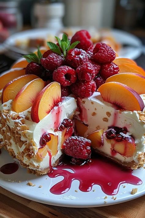 Peach And Raspberry Cheesecake, Summer Berry And Peach Cheesecake, Peach Raspberry Cheesecake, Summer Treats Desserts, Fruit Layer Cake, Summer Baked Goods, Summer Cheesecake Recipes, Fruity Cheesecake, Summer Cheesecake