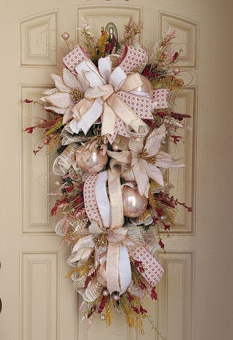 Pink Wreaths For Front Door Christmas, Rose Gold Christmas Wreath Ideas, Pink Xmas Decor, Pink Wreaths, Gold Wreaths, Christmas Wreath Pink, Poinsettia Ornaments, Salon Christmas, Pink Christmas Tree Decorations