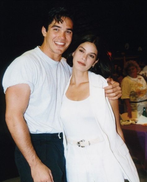 Teri Hatcher Lois Lane, Lois And Clark The New Adventures, Terri Hatcher, Nancy Wheeler Stranger Things, Clark Superman, Dean Cain, Teri Hatcher, 90’s Outfits, Best Tv Couples