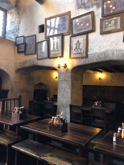 The Leaky Cauldron #harrypotter #harrypotterworld #theleakycauldron The Leaky Cauldron Aesthetic, Leaky Cauldron Aesthetic, Harry Potter Shifting Visualization, Harry Potter Leaky Cauldron, Hp Shifting, Hogwarts Visuals, Hogwarts Shifting, The Leaky Cauldron, Hogwarts Life