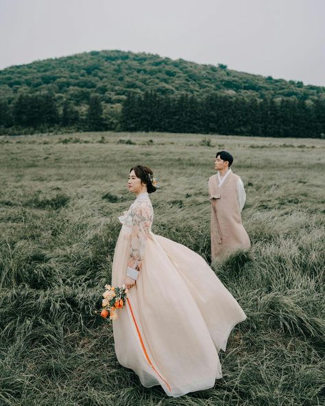 Korean Hanbok Photoshoot, Hanbok Wedding Photoshoot, Hanbok Photoshoot Ideas, Prewed Korea, Couple Hanbok, Korean Engagement Photos, Hanbok Photoshoot, Asian Gowns, Wedding Hanbok