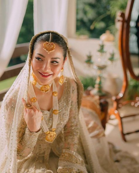 Pakistani famous and talented actresses and model hania Amir Latest Bridal Shoot, beautiful bridal makeup and Elegant look, hania Amir bridal photoshoot 2022 Beautiful Bridal Makeup, Bridal Jewelry Sets Brides, Bridal Dupatta, Bridal Necklace Designs, Hania Amir, Pakistani Wedding Outfits, Pakistani Fashion Party Wear, Beautiful Pakistani Dresses