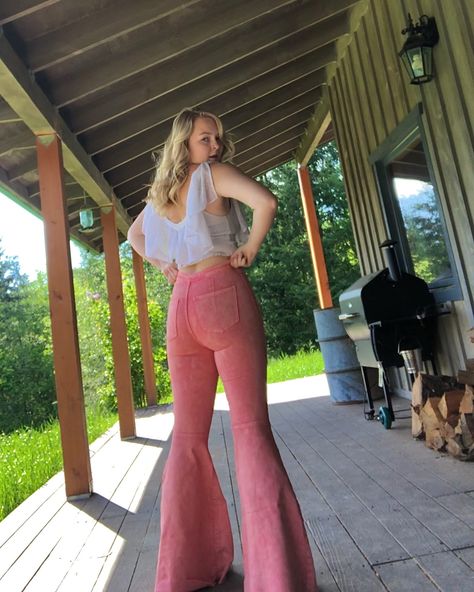 Flare Pink Pants Outfit, Pink Rodeo Outfit, Pink Bell Bottoms Outfit, Flare Pants Outfit Aesthetic, Pink Flare Pants Outfit, Pink Flared Jeans, Flare Jeans Aesthetic, Pants Poses, Flare Jeans Outfit Aesthetic