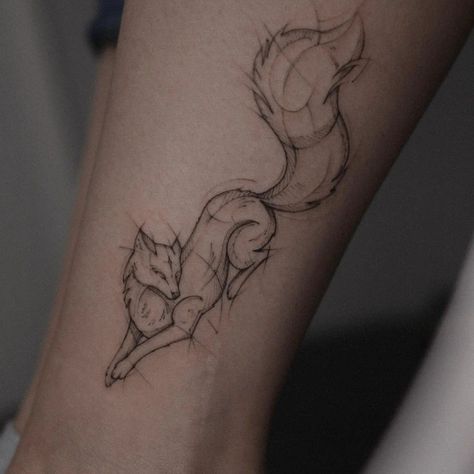 Fineline Fox Tattoo, Small Fox Tattoo, Tato Paha, Fox Tattoo Design, Tato Minimal, Tato Lengan, Fox Tattoo, Discreet Tattoos, Elegant Tattoos