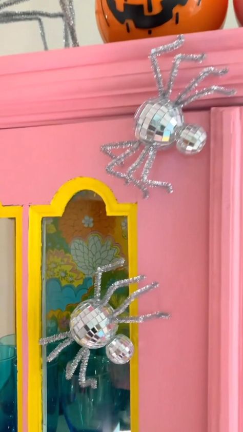 Spiders For Halloween, The Season Of The Witch, Casa Halloween, Interior Decorating Ideas, Diy Halloween Decor, Adornos Halloween, Halloween Crafts Decorations, Pink Halloween, Fall Halloween Decor