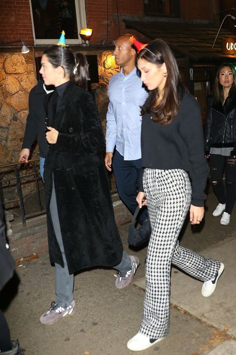 11/3/18: Bella Hadid and Kendall arriving at Sing Sing Karoke bar in New York Bella Hadid Looks, Bar With Friends, Friends Outfit, Sing Sing, Models Backstage, Bella Hadid Style, Model Street Style, Minimal Outfit, Outfit Fall