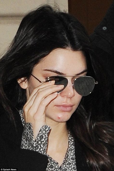 Kendall Jenner Skin, Kendall Jenner Face, Paris Hotel, Kendall Style, Bare Face, Acne Skin, Real Beauty, Mirrored Sunglasses Women, Kendall Jenner