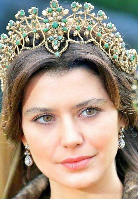 Kösem Sultan - “The Wheel of Fate (Felegin Cemberi)” Season 1, Episode 21 Kosem Sultan Beren Saat, Sultan Kosem, Kösem Sultan, Kosem Sultan, Royal Crowns, Queen Jewelry, Sister Outfits, Fashion Drawing Dresses, Magnificent Century