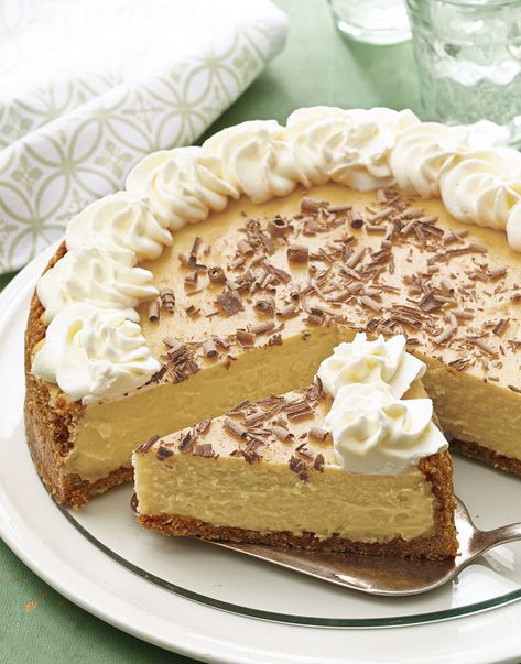 Chai-Spiced Italian Buttercream Recipe Irish Cream Cheesecake Recipes, Irish Cheesecake, Cheesecake Business, Irish Cream Cheesecake, Meringue Buttercream Frosting, Irish Cake, Oatmeal Crust, Cheesecake With Whipped Cream, Irish Cream Recipe