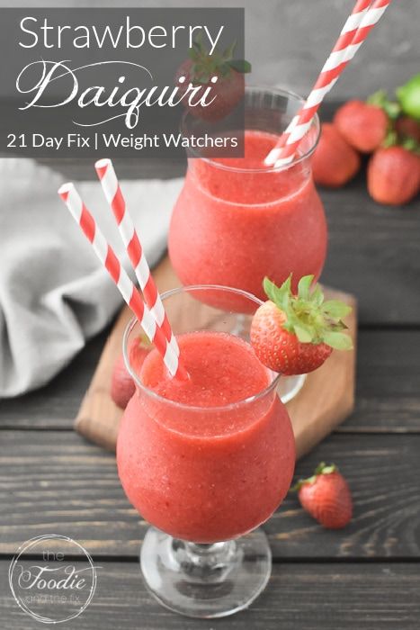 Healthy Strawberry Daquiri Recipe, Strawberry Daquiri Recipe Vodka, Weight Watchers Alcoholic Drinks, Frozen Summer Cocktails, Strawberry Cocktail Recipe, Strawberry Daiquiri Recipe, Frozen Strawberry Daiquiri, Strawberry Cocktails, Daiquiri Recipe